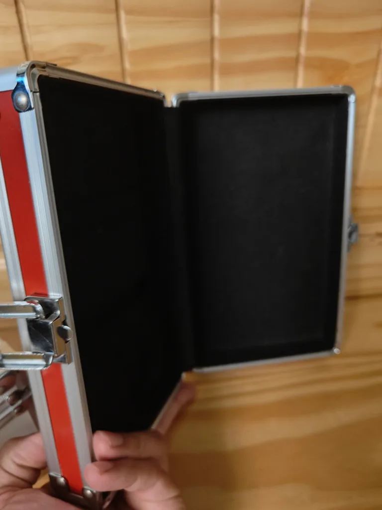 small Vaultz Avengers  Captain America lock box with (2) key image indicator(4)