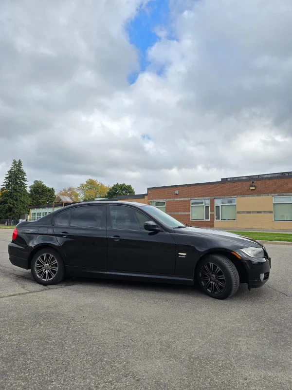BMW 328i - Black Sedan image indicator(4)