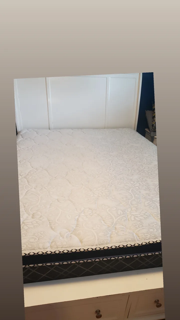 Queen Mattress - Excellent Condition image indicator(2)