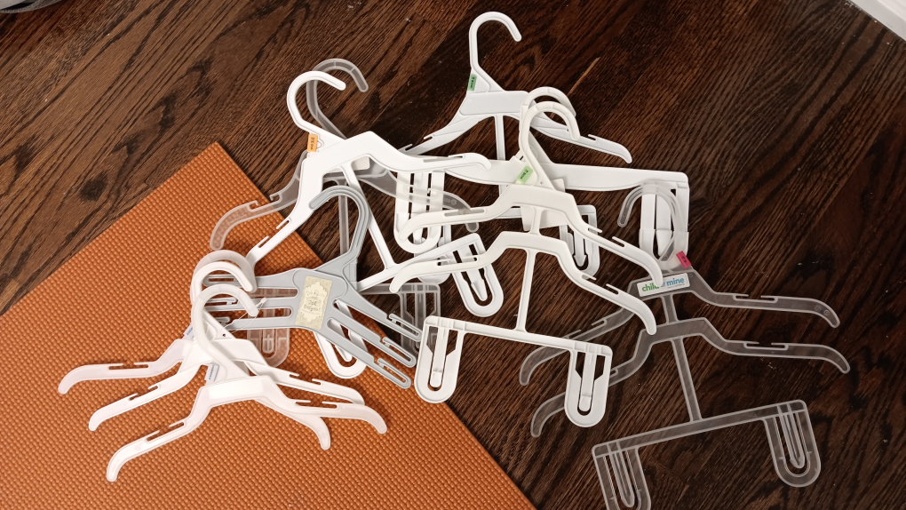 Free assorted items hangers and decor - photo 3