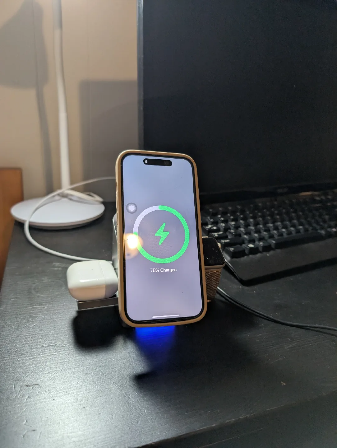 3-in-1 Magnetic Wireless Charger - New! image indicator(8)