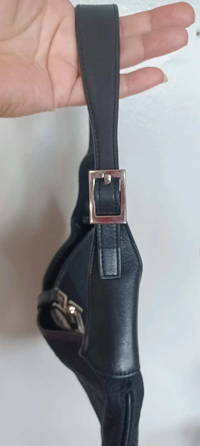 Authentic Black Gucci Bag image indicator(4)