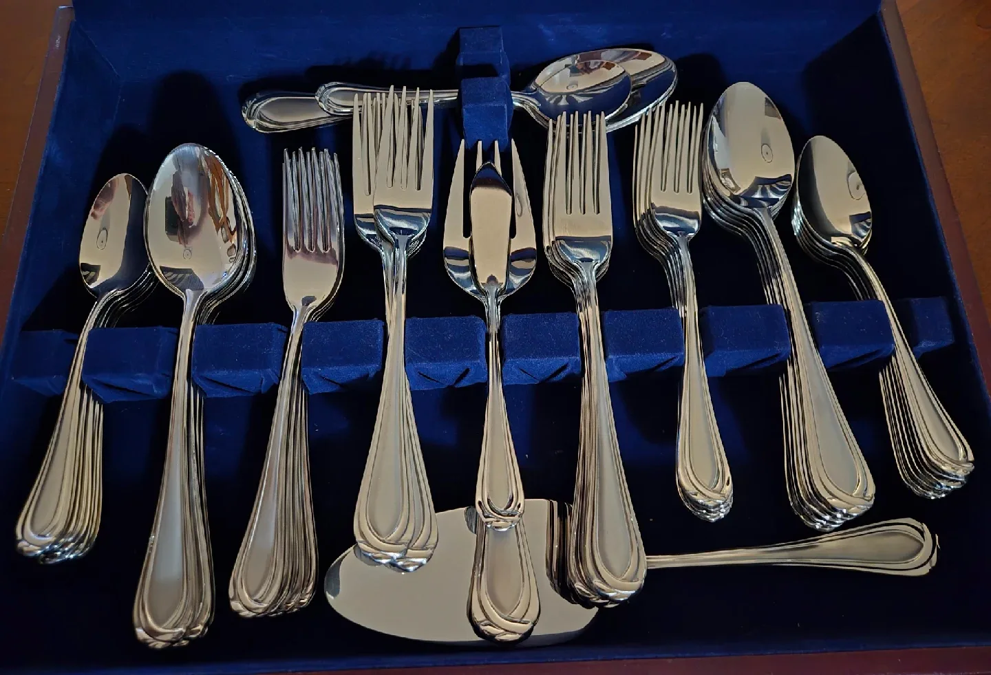 New 65pc. Splendide Quality 18/10 Cutlery in Cherry Case image indicator(2)