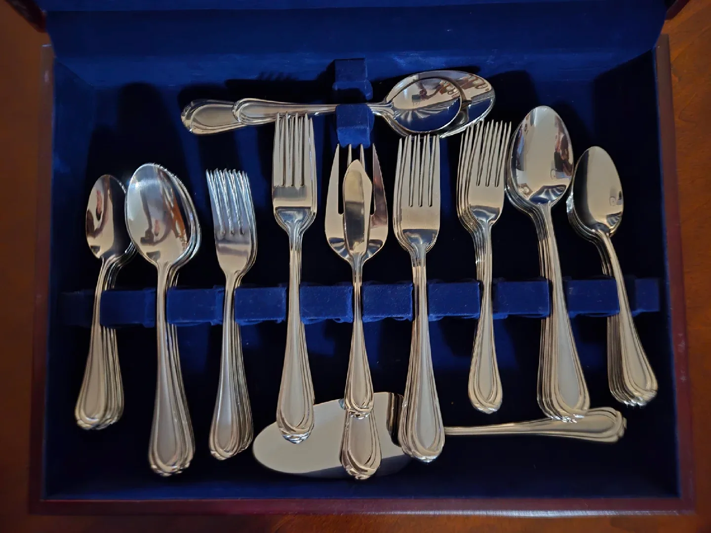 New 65pc. Splendide Quality 18/10 Cutlery in Cherry Case image indicator(5)