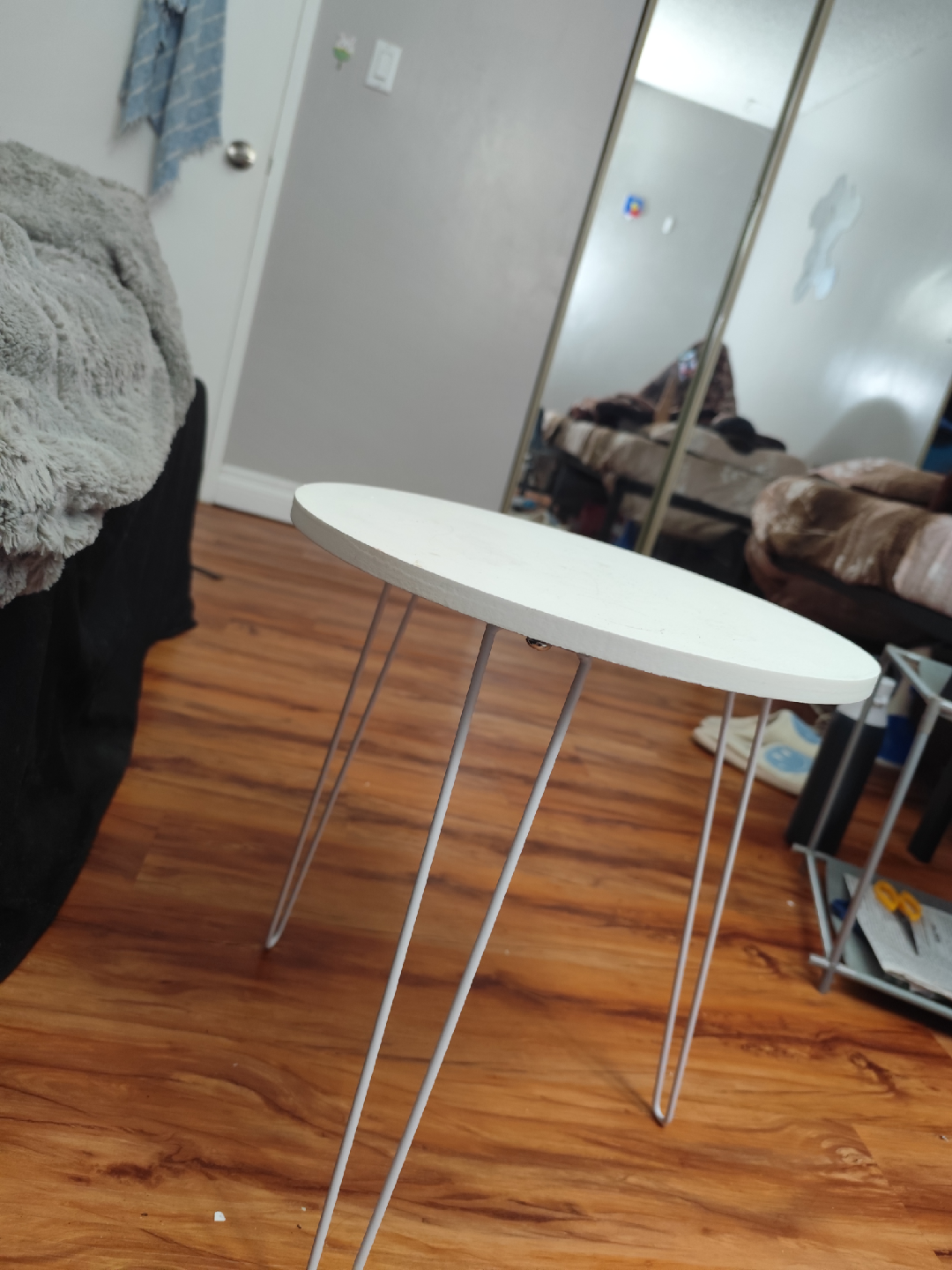 White Round Side Table - photo 4