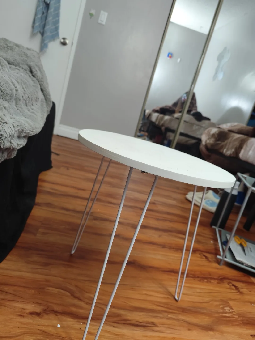 White Round Side Table image indicator(4)