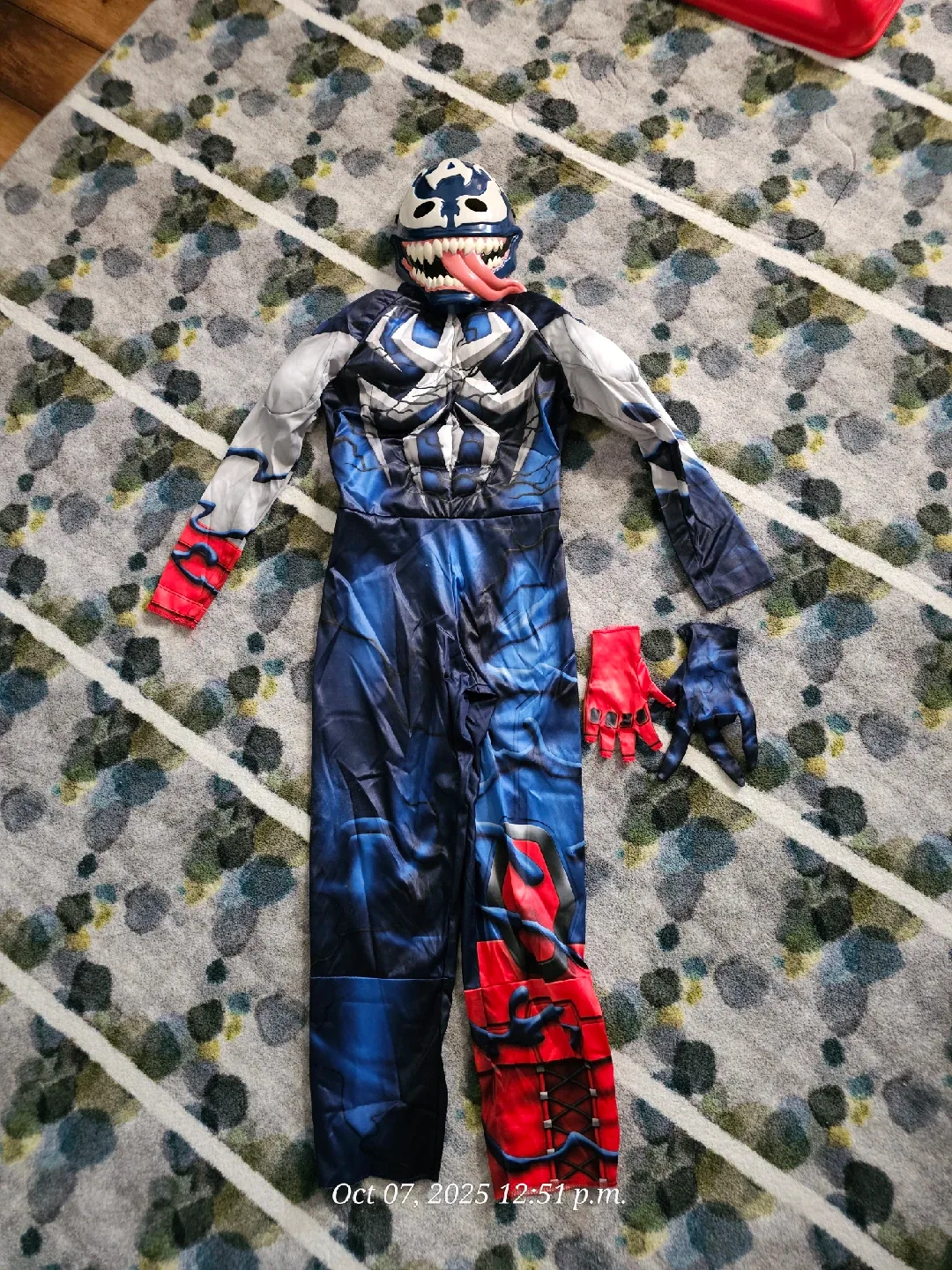 Spider-Man Maximum Venom Captain America Costume (Size Medium) image indicator(3)