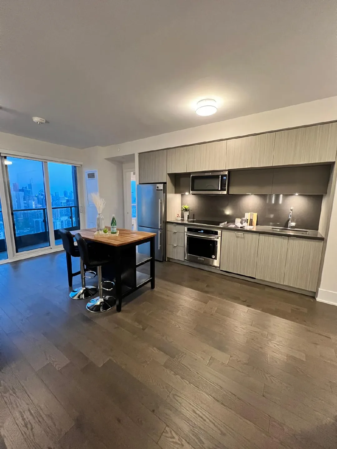 Kitchen Island image indicator(3)