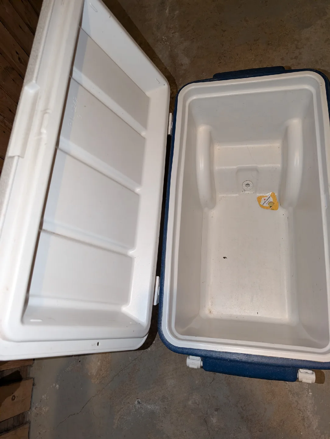 Coleman 50 Quart Wheeled Cooler image indicator(3)