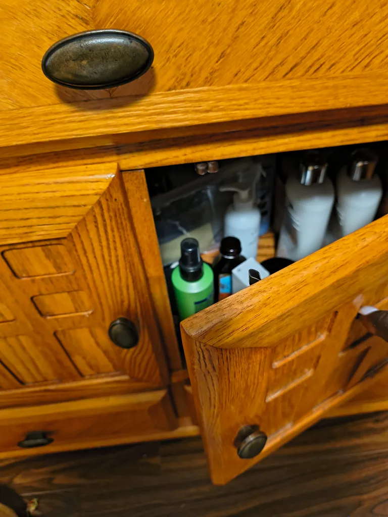 Wooden Dresser with Mirror image indicator(2)