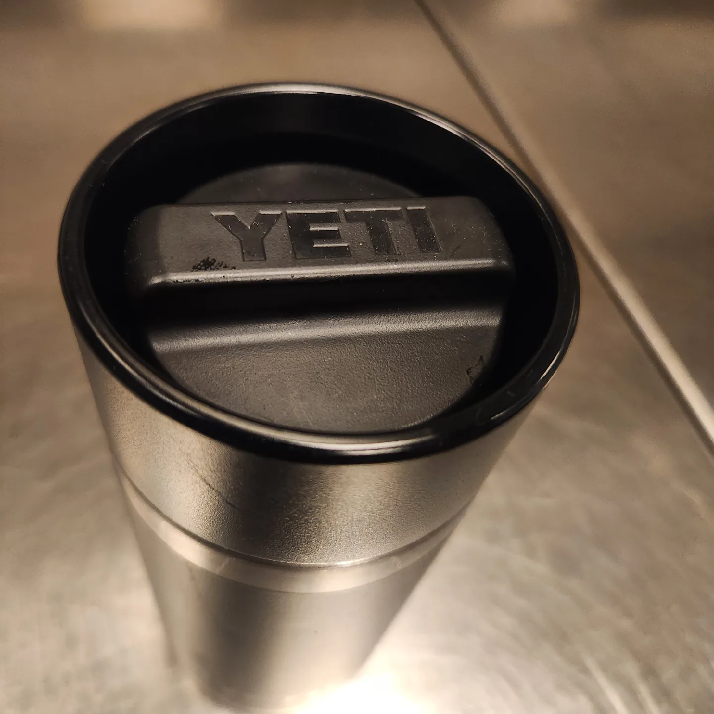 Yeti Black Tumbler image indicator(2)