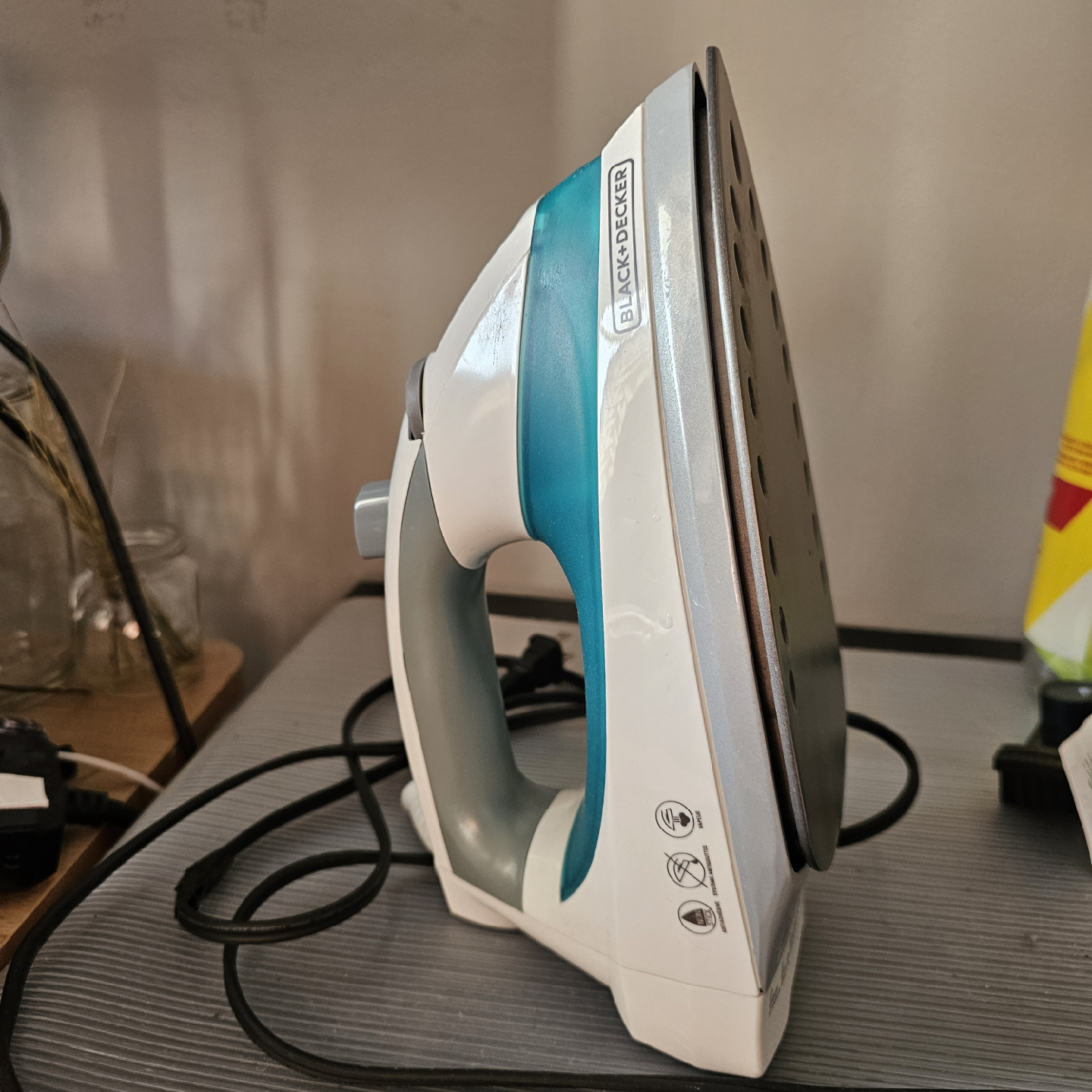 Black+Decker Steam Iron - White/Teal