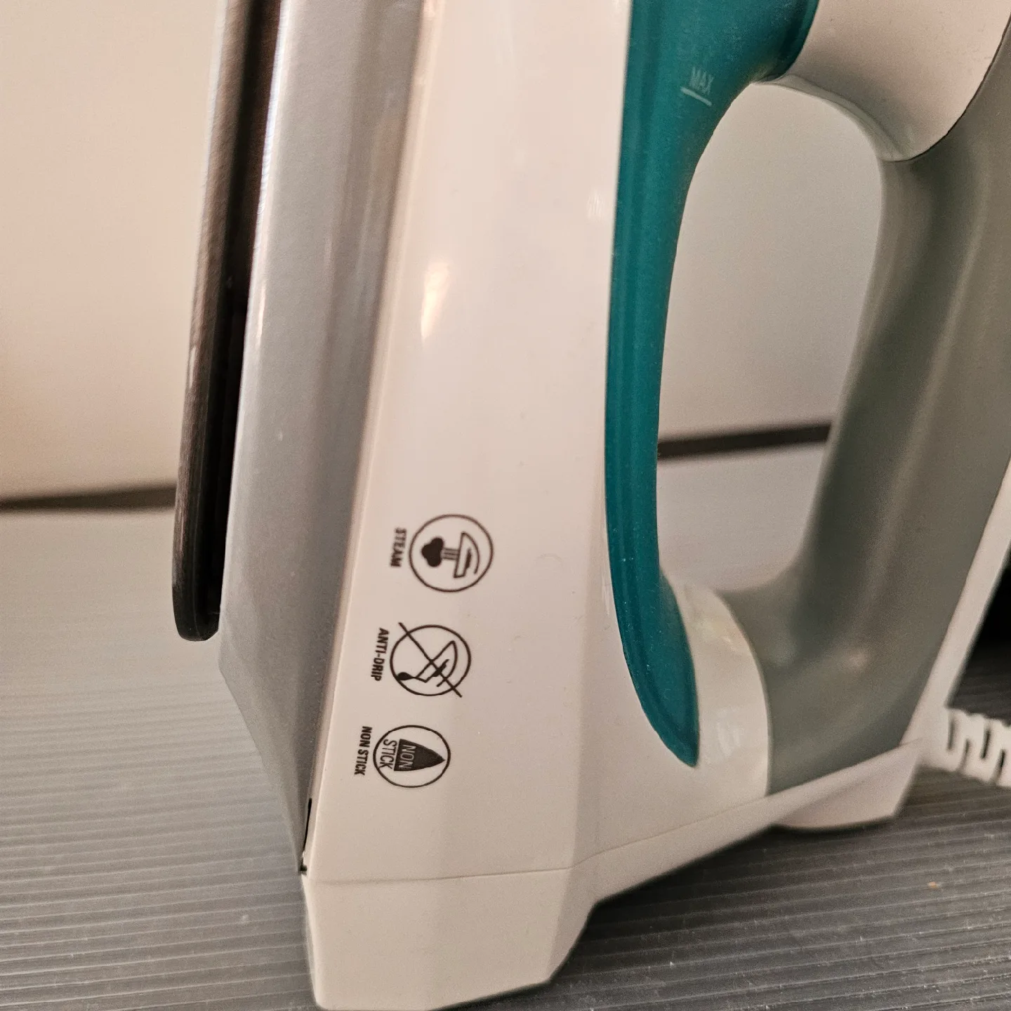 Black+Decker Steam Iron - White/Teal image indicator(3)