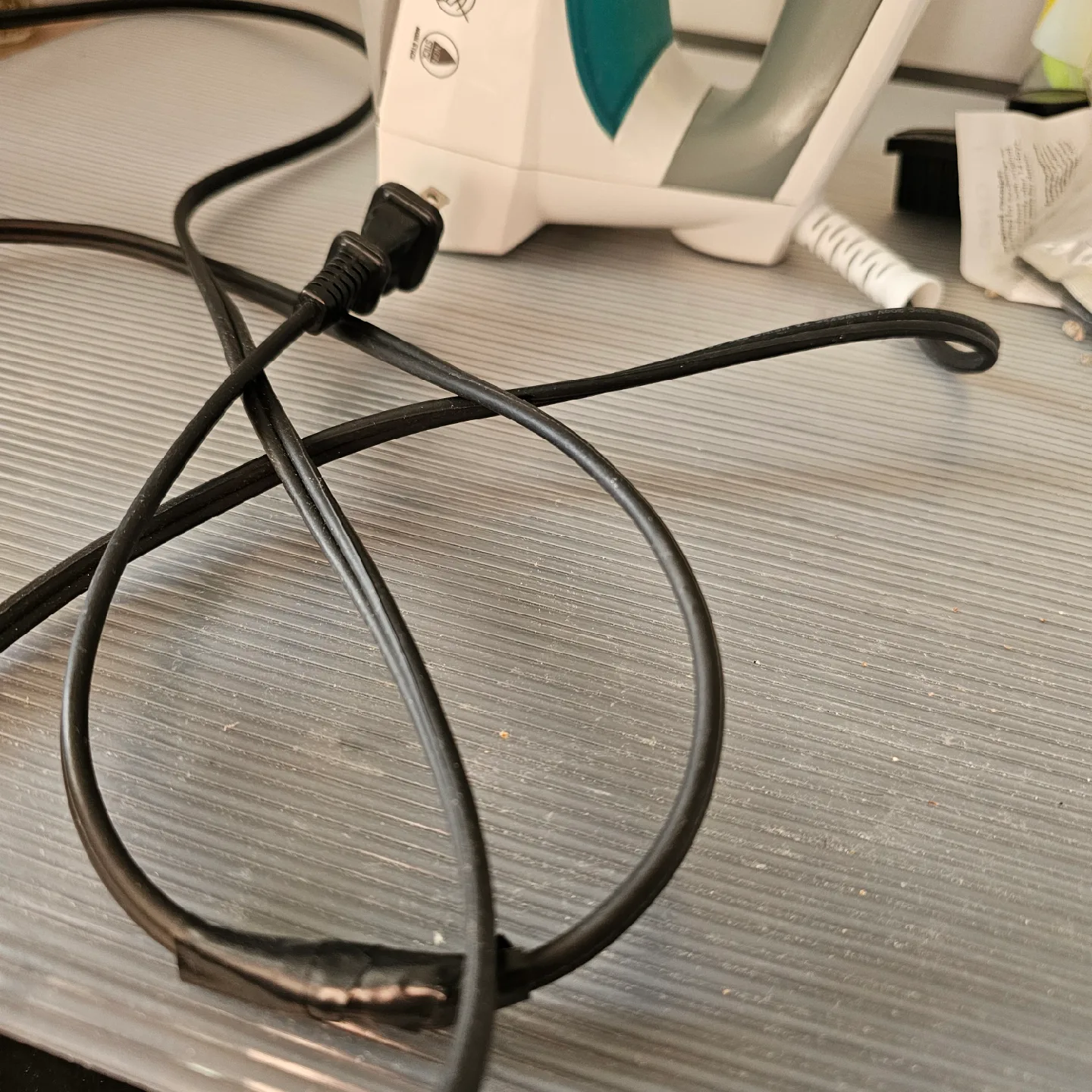 Black+Decker Steam Iron - White/Teal image indicator(4)