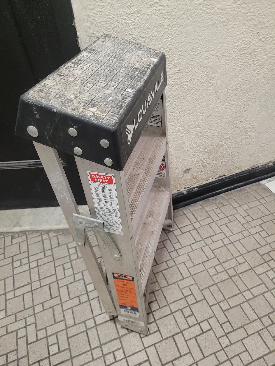 Louisville 3-Step Ladder image indicator(2)