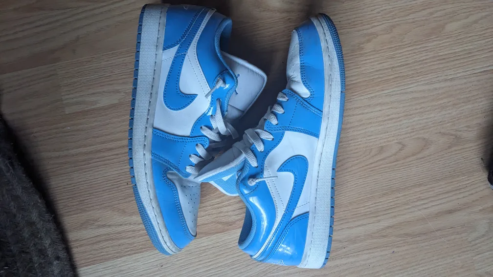 Nike Air Jordan 1 Low UNC Blue Size 9 image indicator(2)