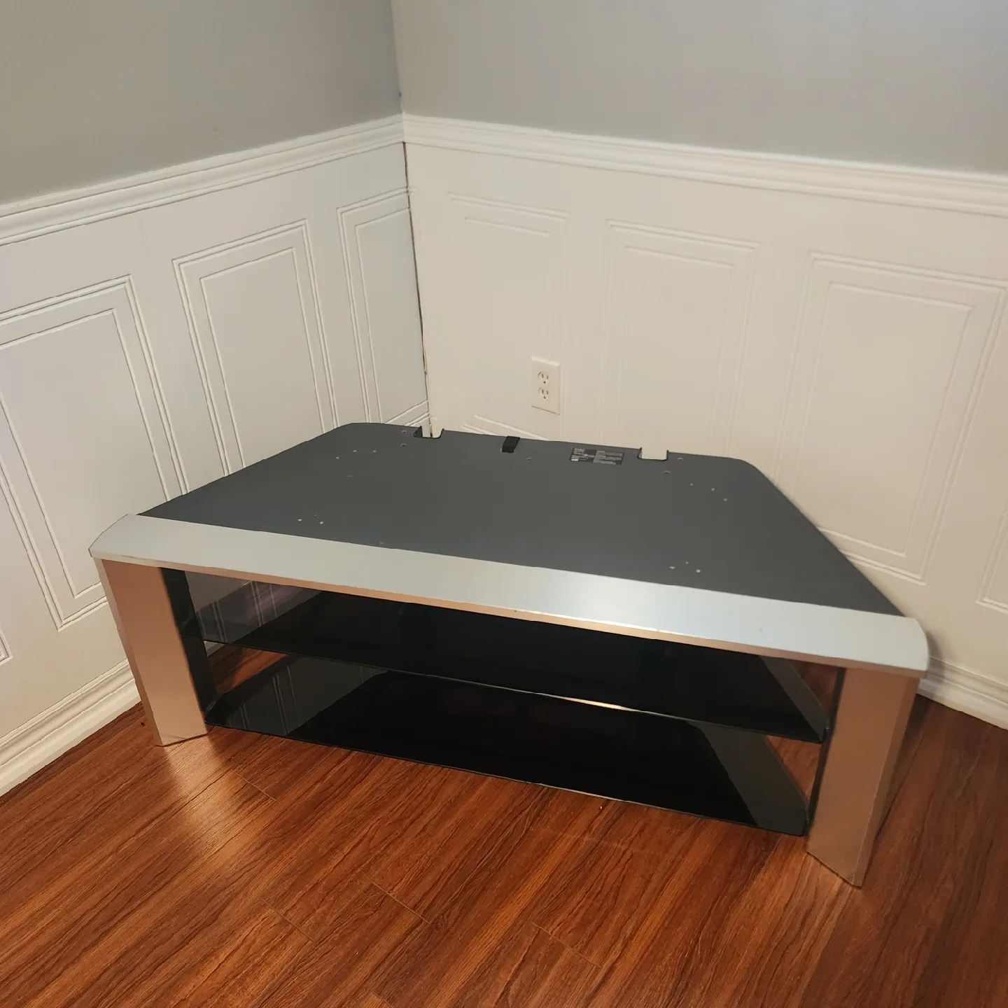 Sony TV  with 2 glass shelves