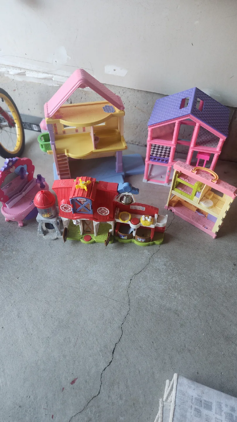 Mixed Lot of Dollhouses and toys image indicator(3)