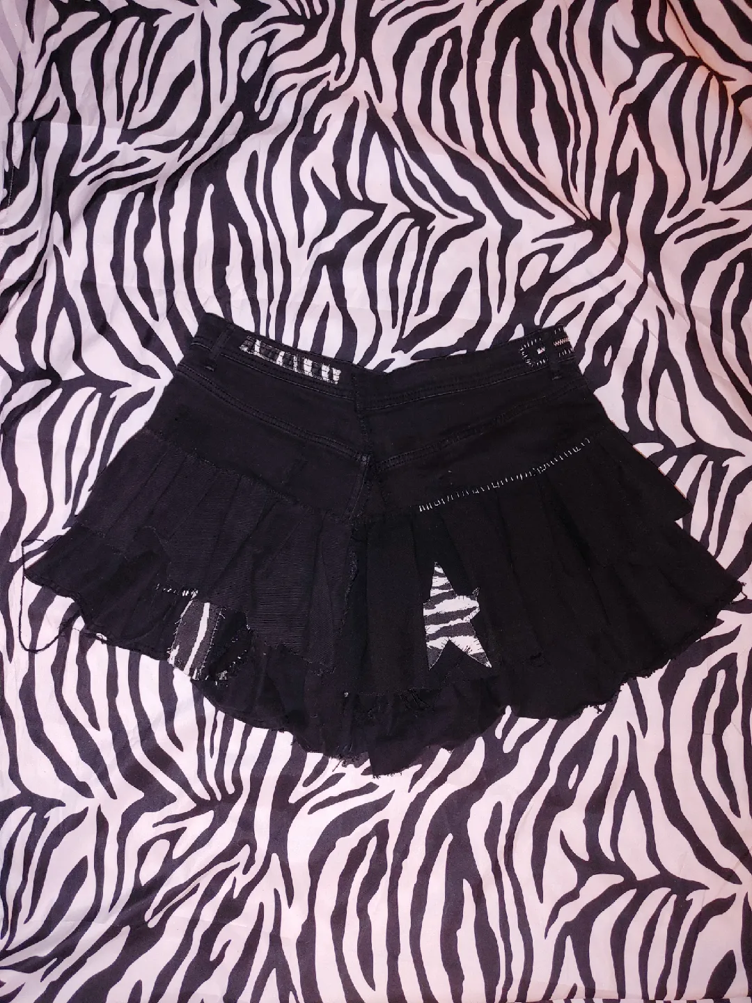 black high waist frilly skirt image indicator(2)