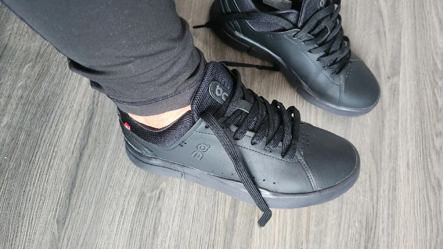 On The Roger Advantage All Black Shoes image indicator(9)