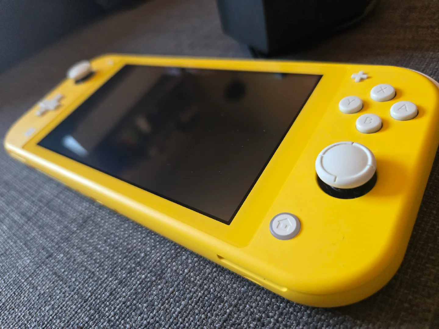 Nintendo Switch Lite - Yellow Handheld Console thumbnail