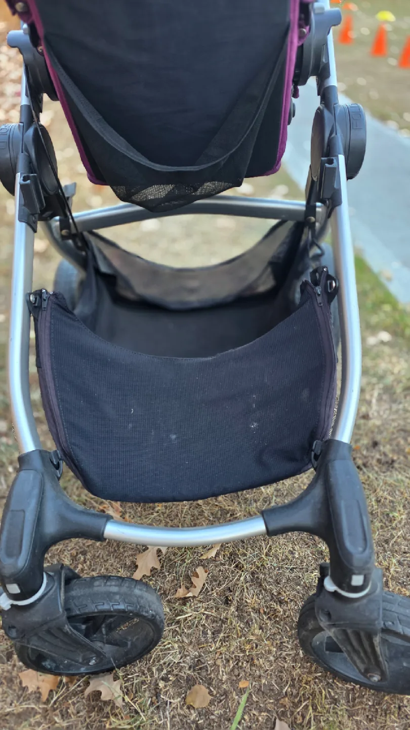 Purple stroller in good condition image indicator(9)