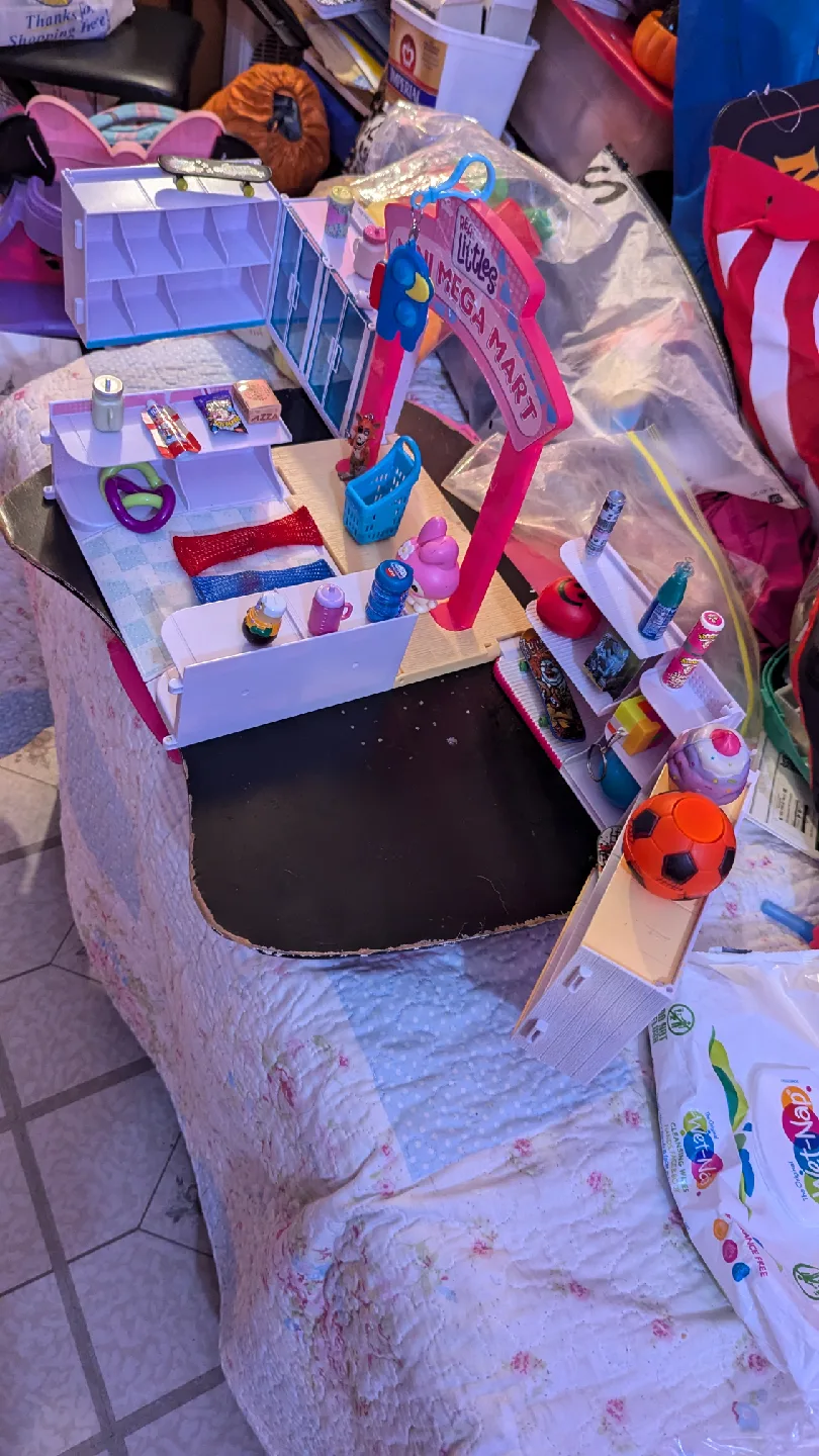 Littles Mini Mega Mart Playset image indicator(4)