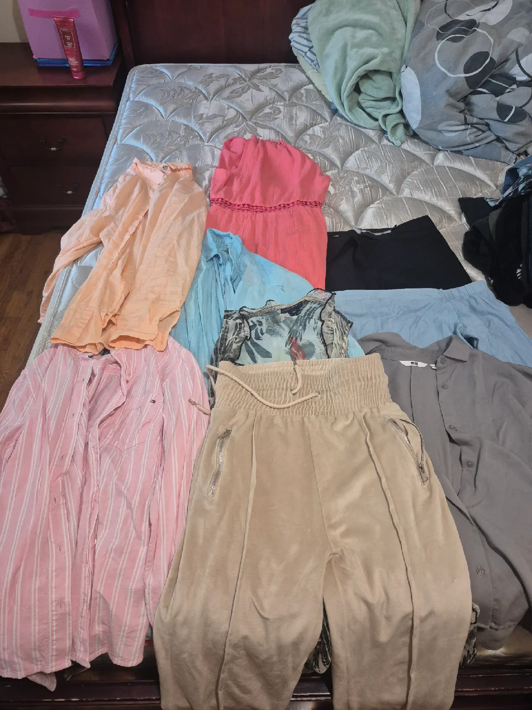 Mixed Clothing Lot -size small 60 pieces 7$ image indicator(4)