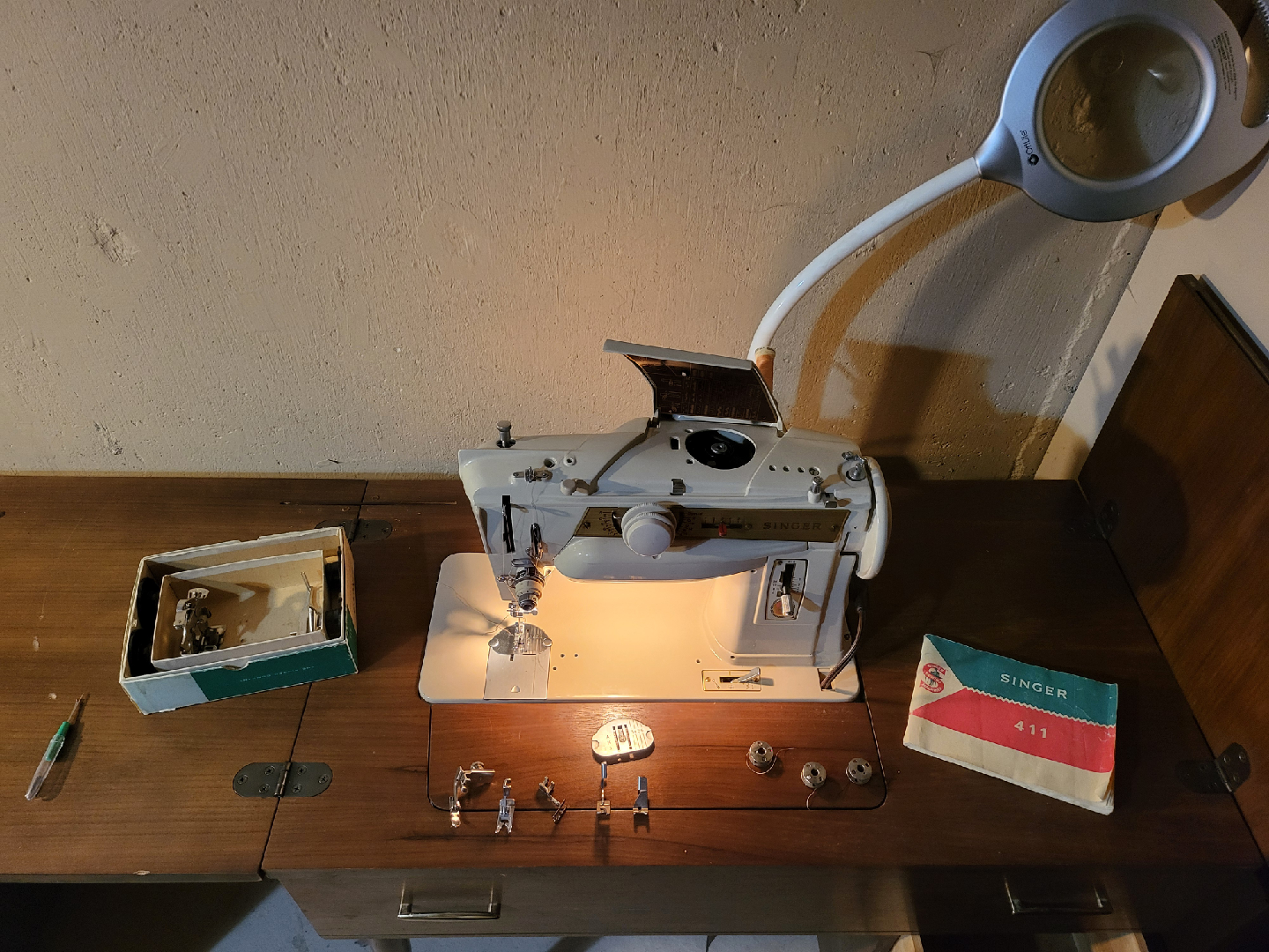 Singer 411G Sewing Machine - photo 2
