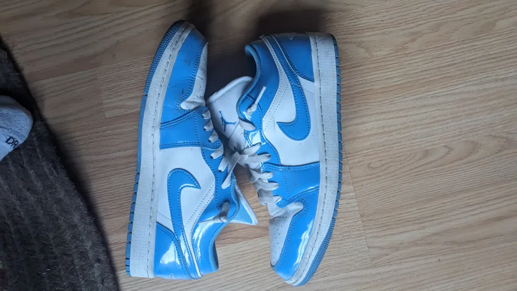 Nike Air Jordan 1 Low UNC Blue Size 9 image indicator(4)