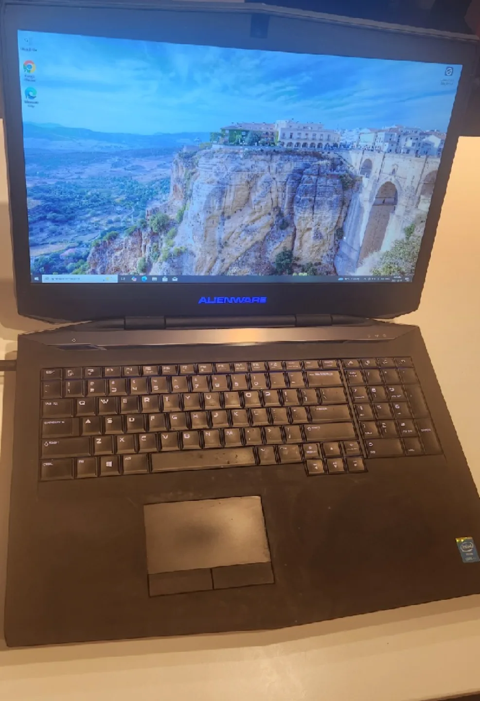 Alienware 17 Gaming Laptop image indicator(2)