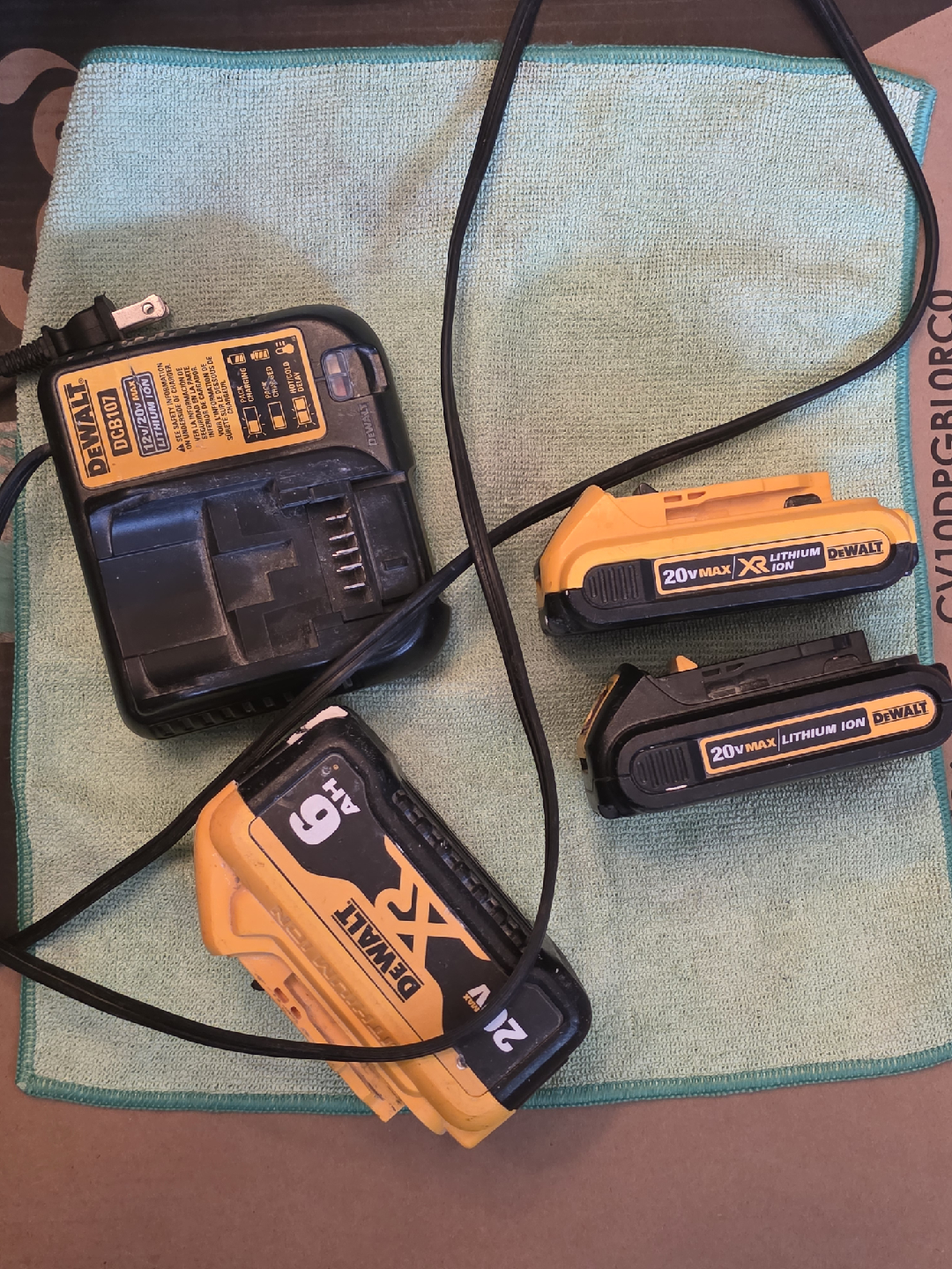 DeWalt 20V MAX XR Lithium Ion Batteries & Charger - photo 2