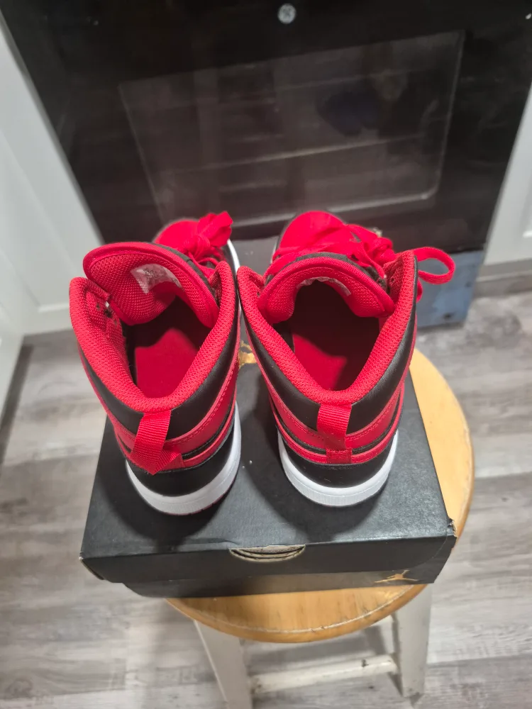 Jordan 1 Mid (PS) Red/Black Size 2.5Y image indicator(2)