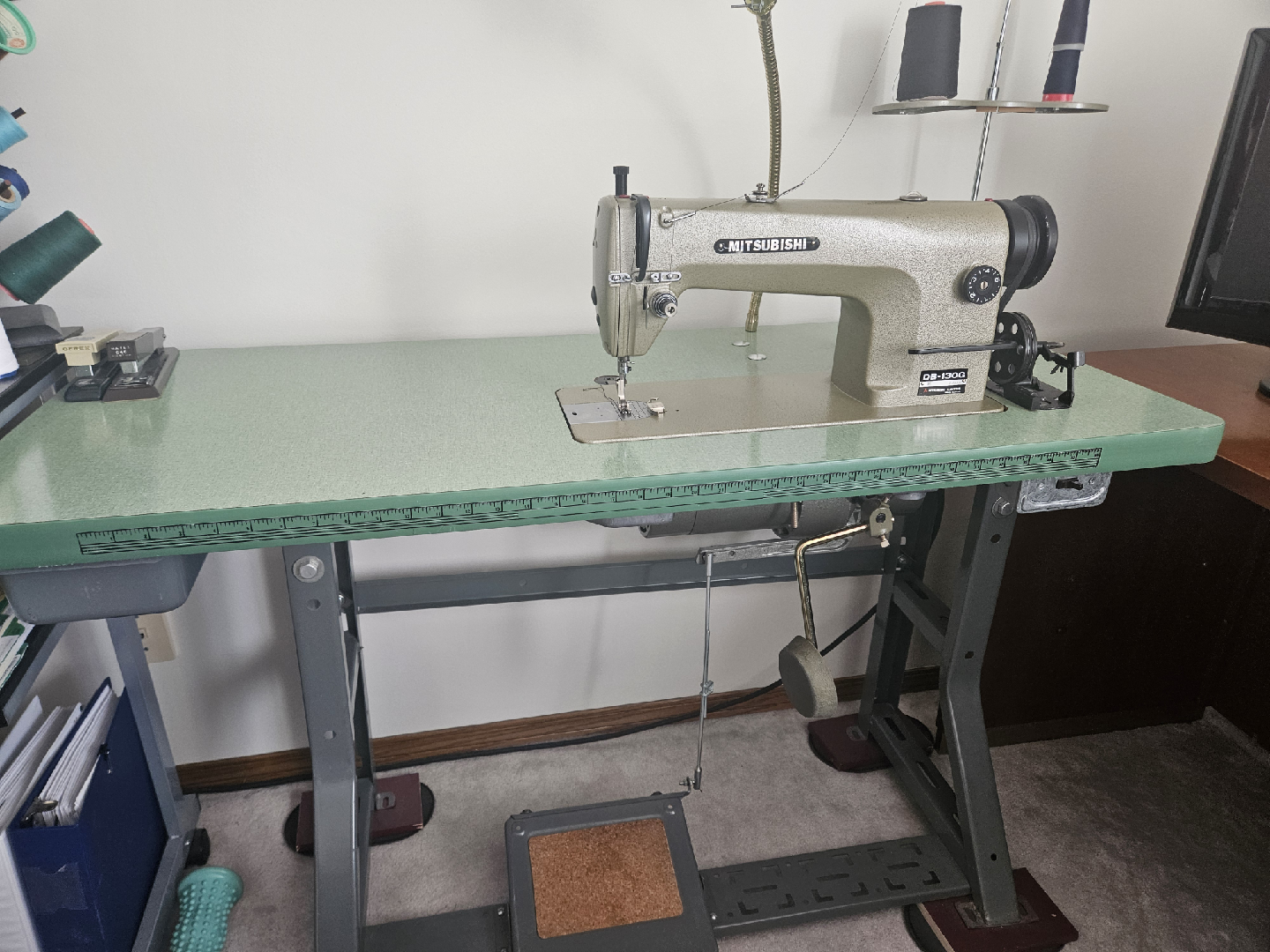 Mitsubishi DB-130G Industrial Sewing Machine + Accessories - photo 2