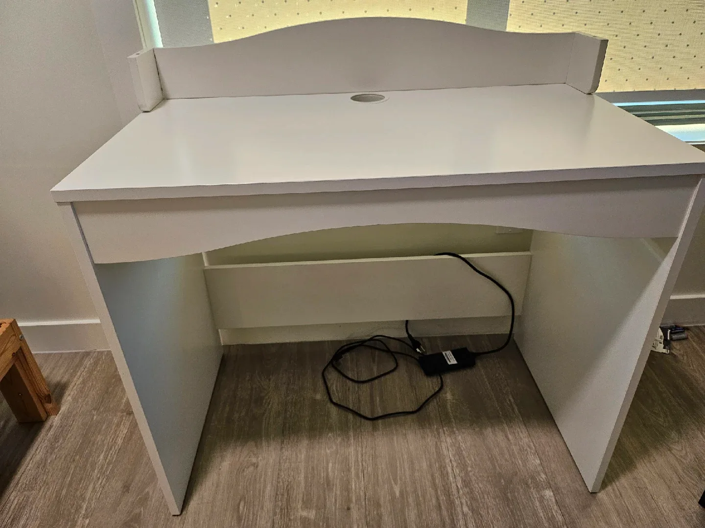 Ikea White Desk / Bureau blanc  (93x51x88cm) image indicator(4)