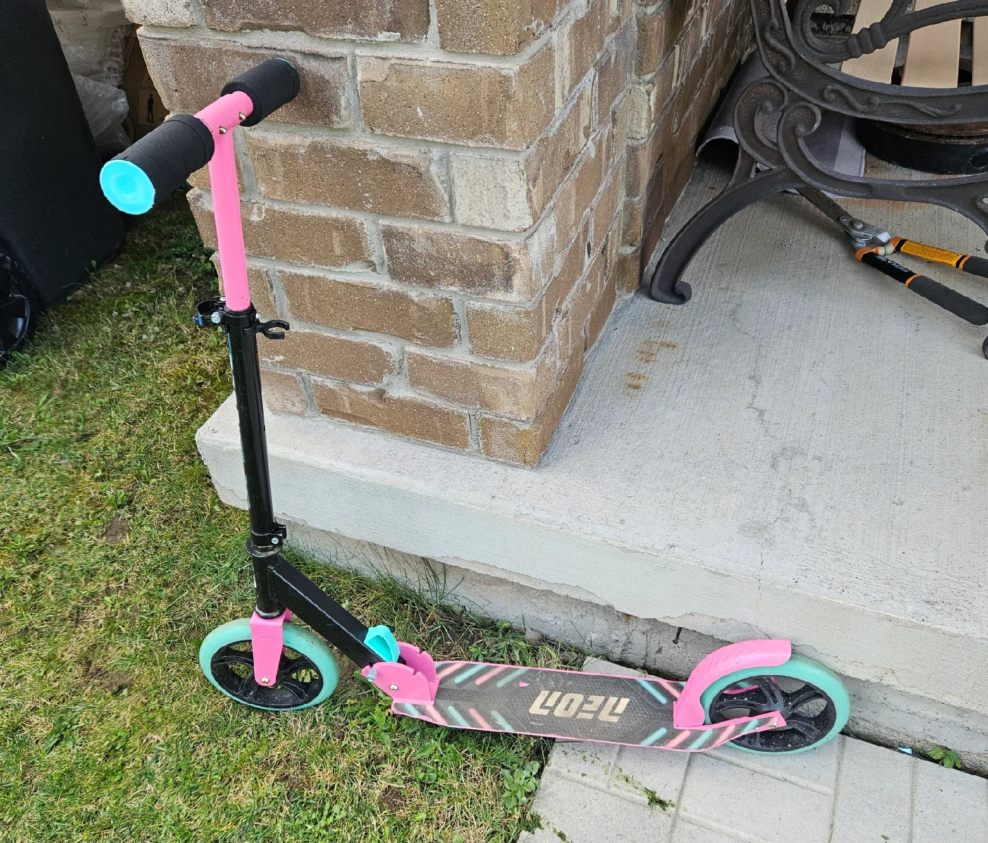 🥕Neon Flash Folding Kick Scooter - Pink/Black thumbnail