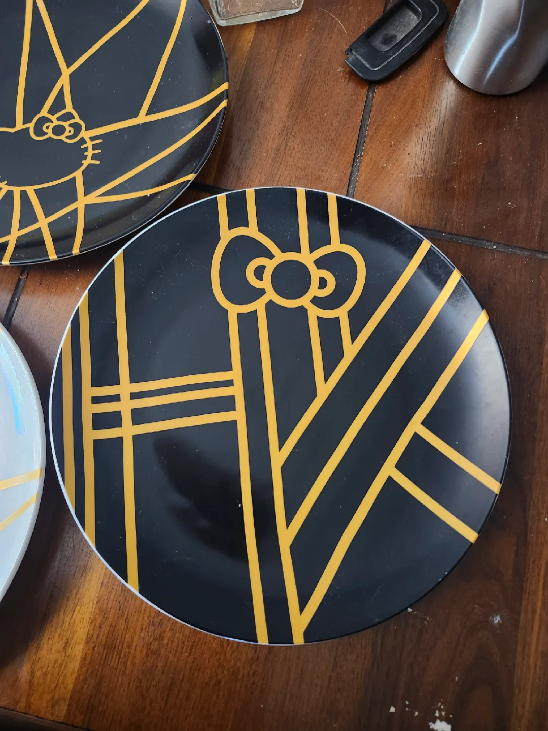 set of 4 Hello Kitty dinner plates image indicator(2)