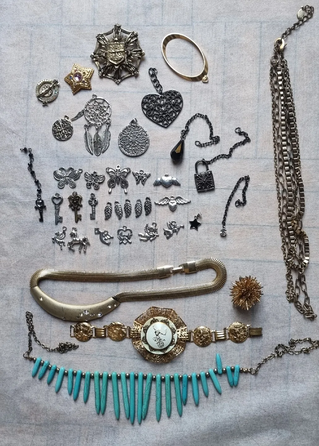 Assorted Jewellery Charms & Chains thumbnail