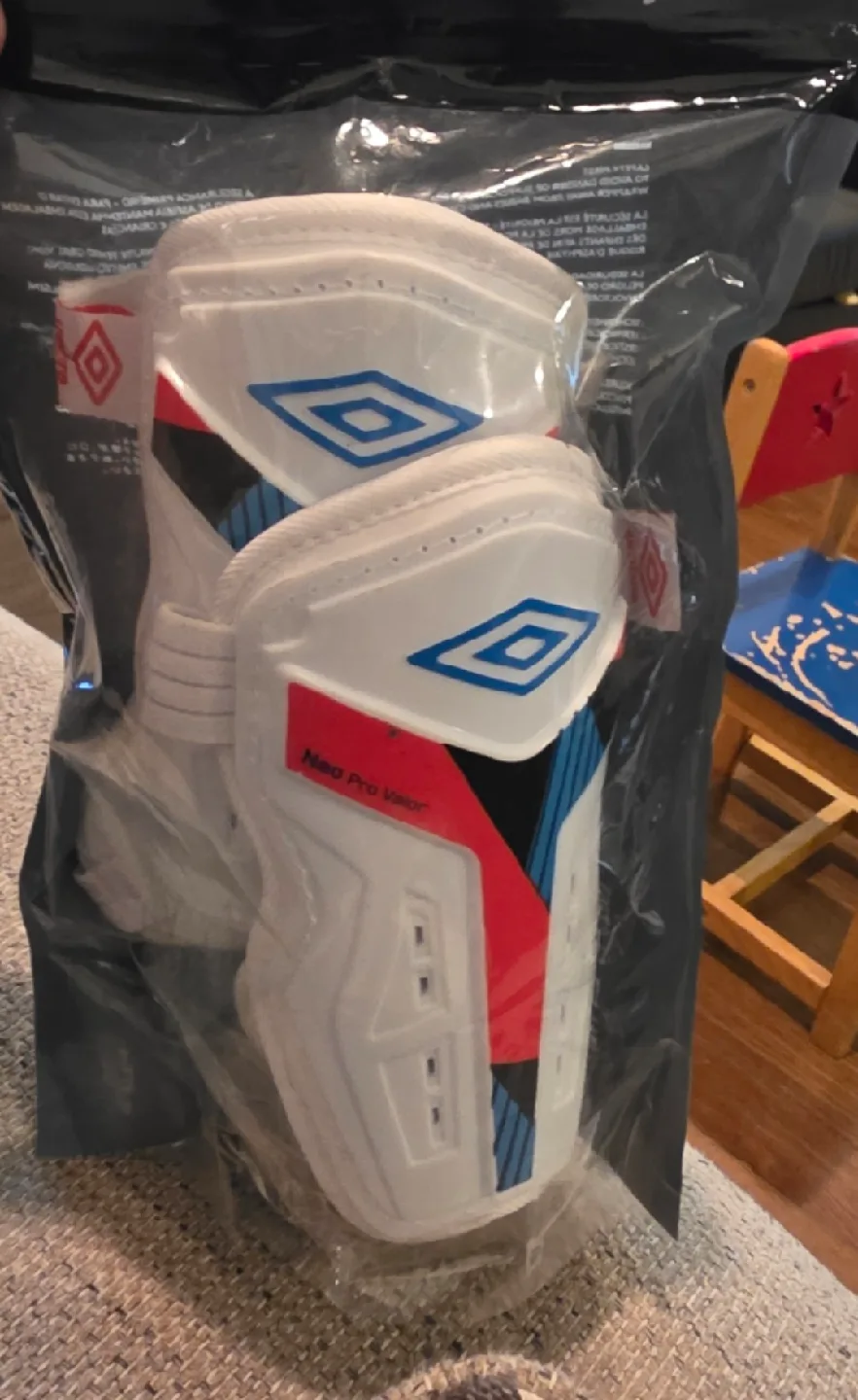 New Umbro Neo Pro Valor Shin Guards Size S ( kids) image indicator(2)
