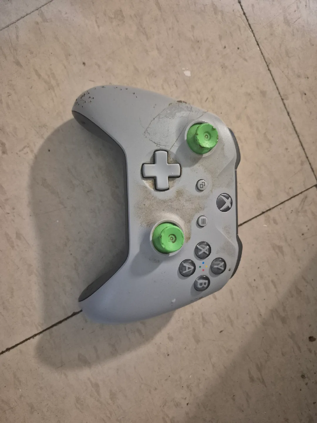 Used Xbox One with Games and Controller image indicator(2)