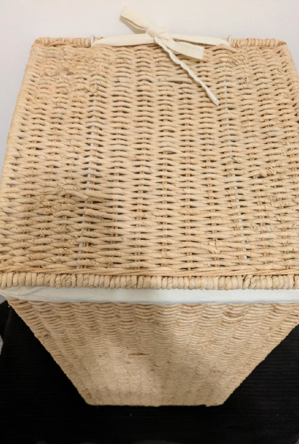 Wicker Laundry Hamper with lid and liner image indicator(5)