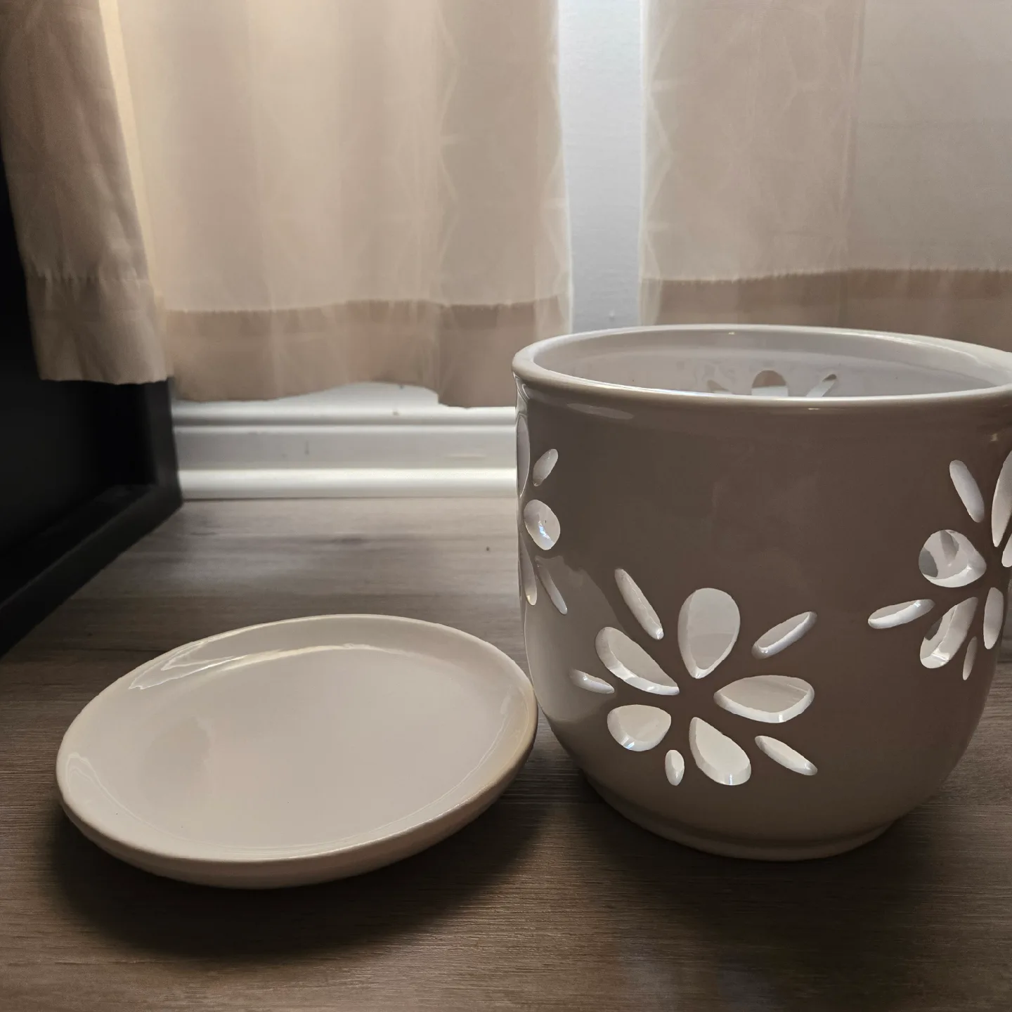 White Ceramic Orchid Pot with Saucer image indicator(2)