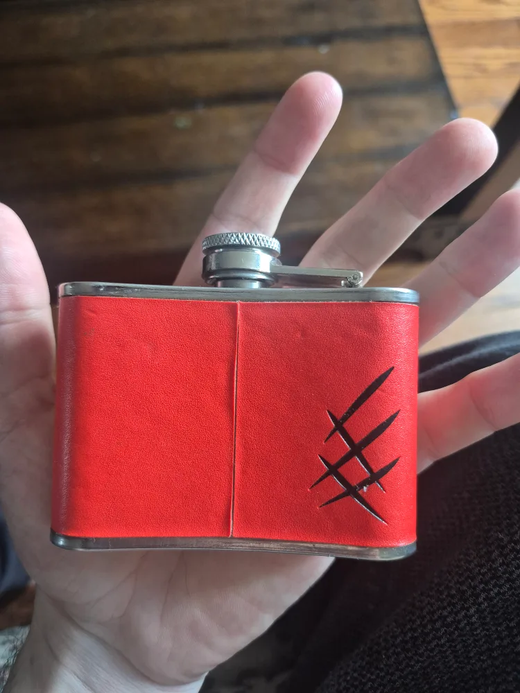 Bearface Canadian Whisky Flask - Red image indicator(2)