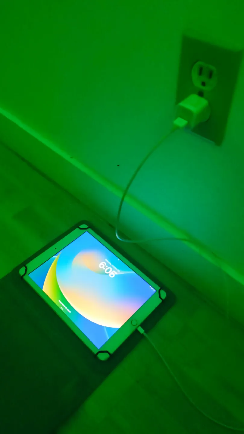 Apple iPad 5th Generation  Golden Color image indicator(4)