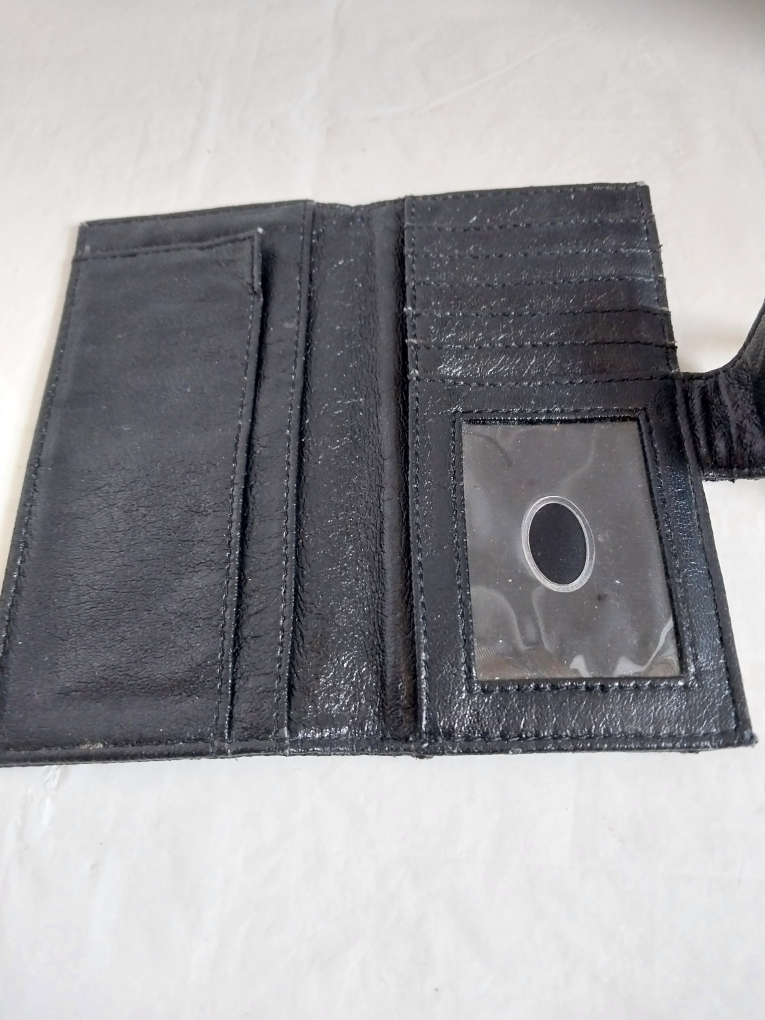 Guess Black Leather Wallet available. Fixed price. - photo 3