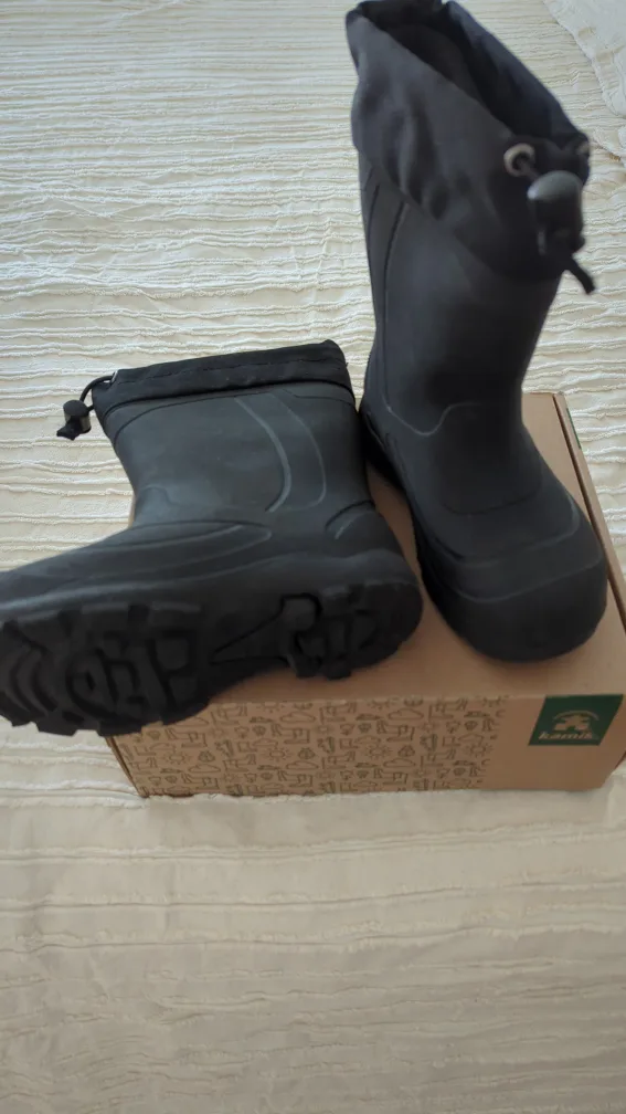 Kamik SNOBUSTER1 Boots Size 11 & Winter Jacket image indicator(2)