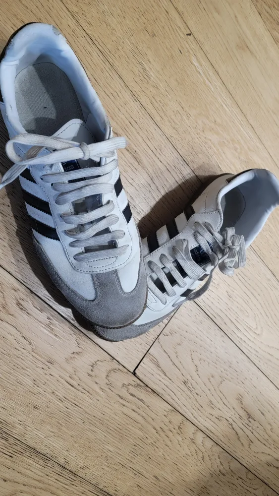 black and white sneakers image indicator(2)