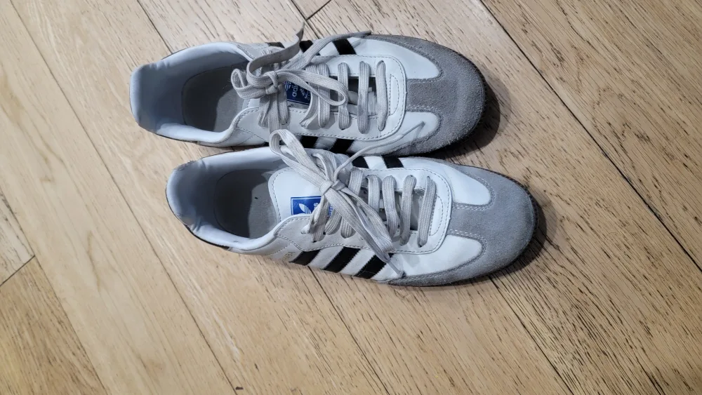black and white sneakers image indicator(3)