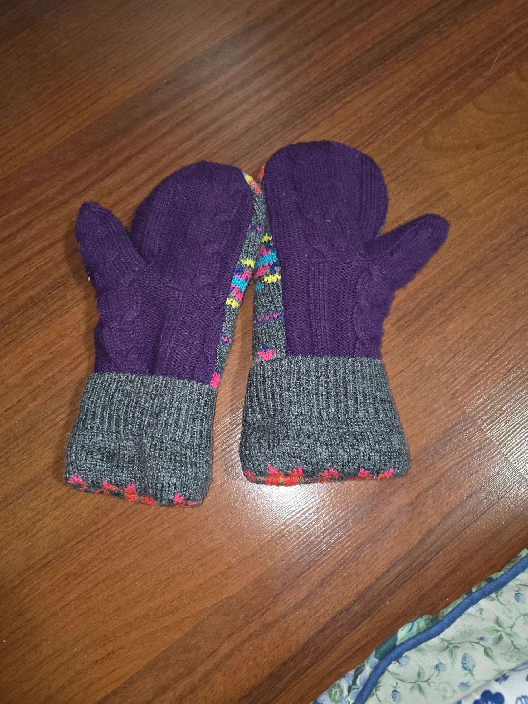 Handmade Knit Mittens image indicator(2)