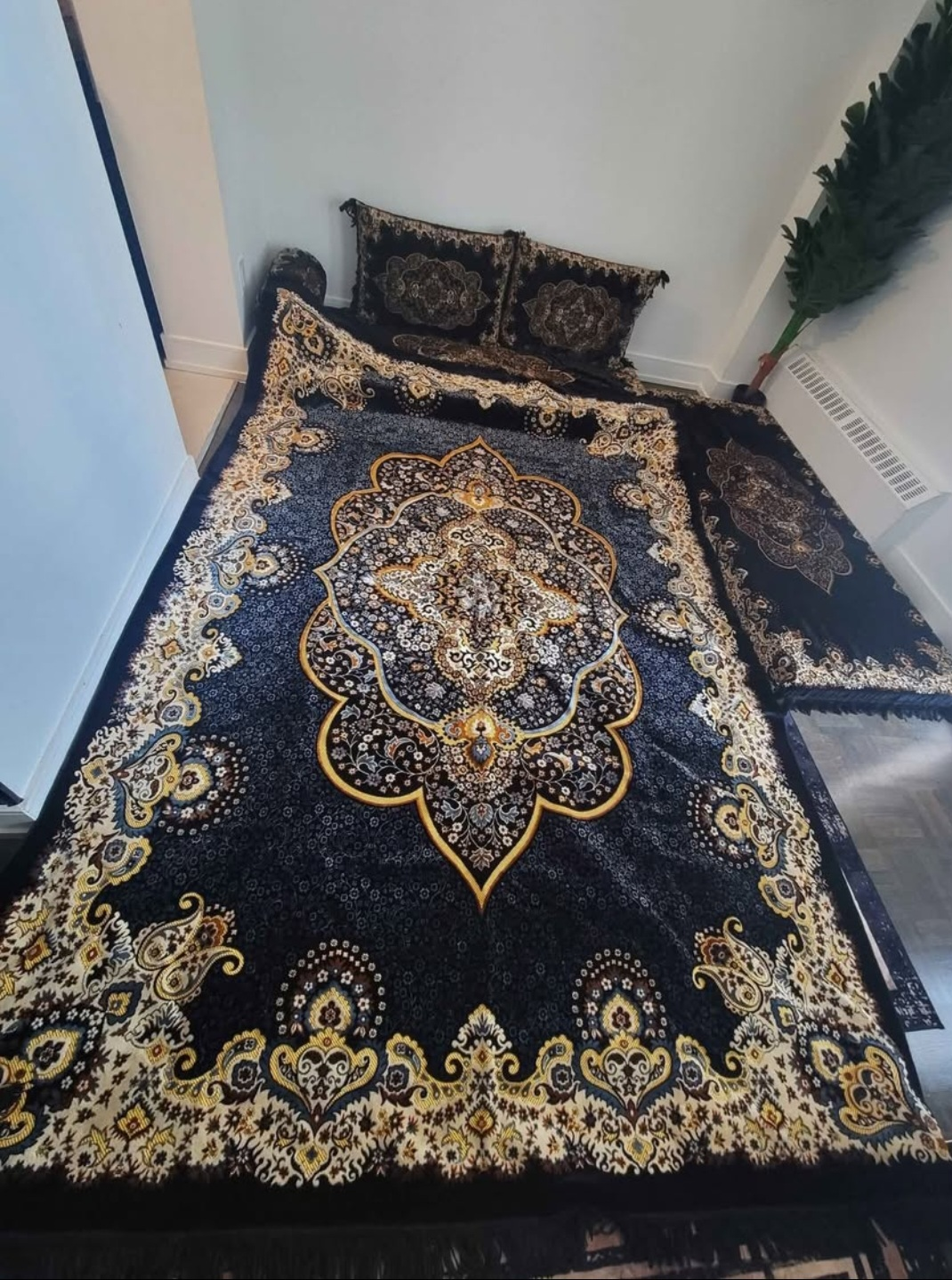 Black & Gold Decorative Rug - photo 3